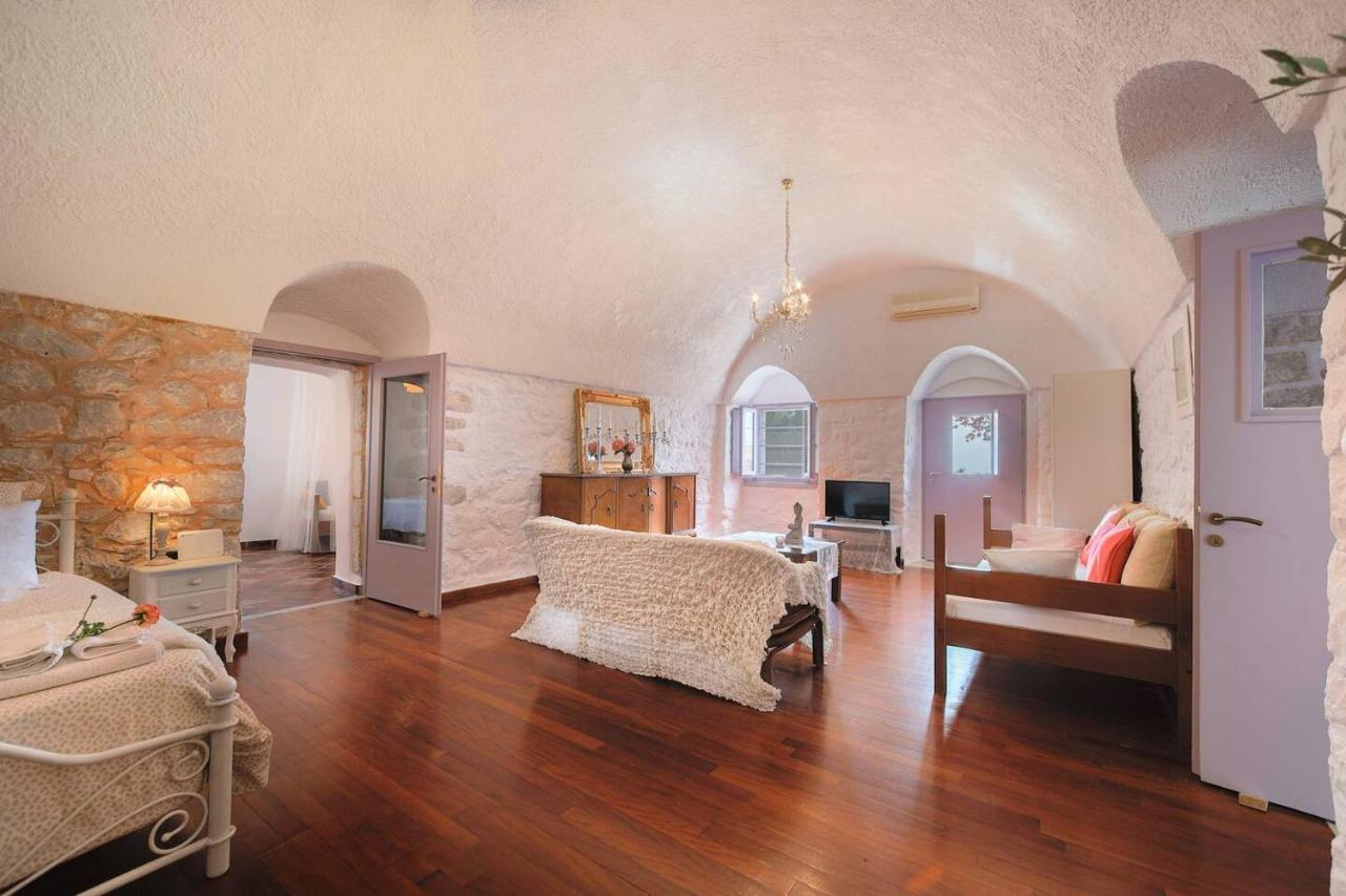 Iliana'S House - Spacious Cave House In The Center Of Areopolis Екстериор снимка
